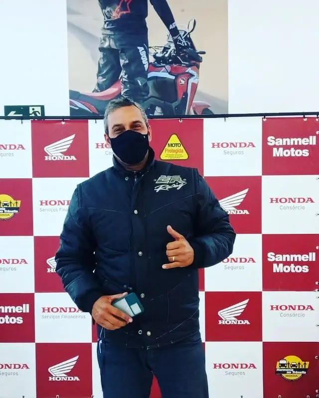 Motoboy realizando entrega em Santos com uniforme verde